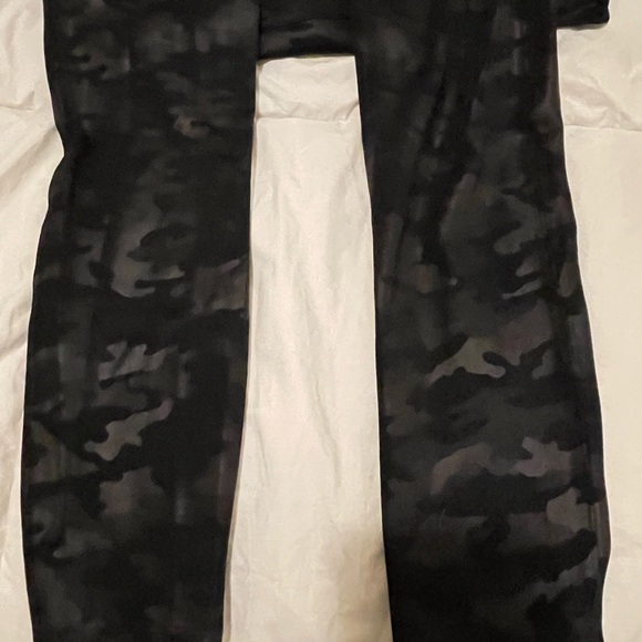 SPANX Black Camouflage Seamless , Shiny Look at Me Now Leggings .Size Large - Picture 13 of 14